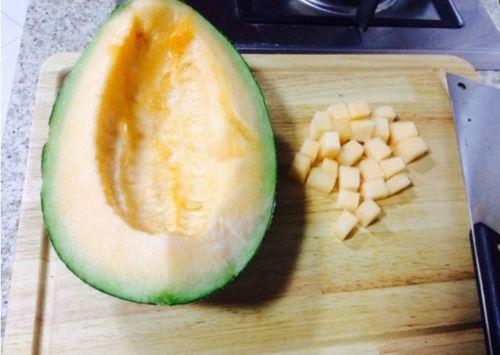 孕妇可以吃哈密瓜不,哈密瓜的适宜食用与营养益处