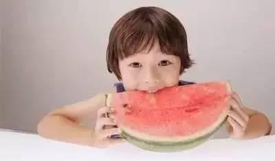 刚睡醒吃冰瓜,夏日清凉新体验