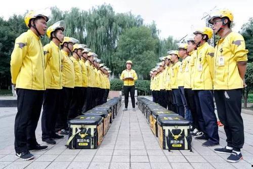 送外卖路上吃瓜,意外成为街头焦点